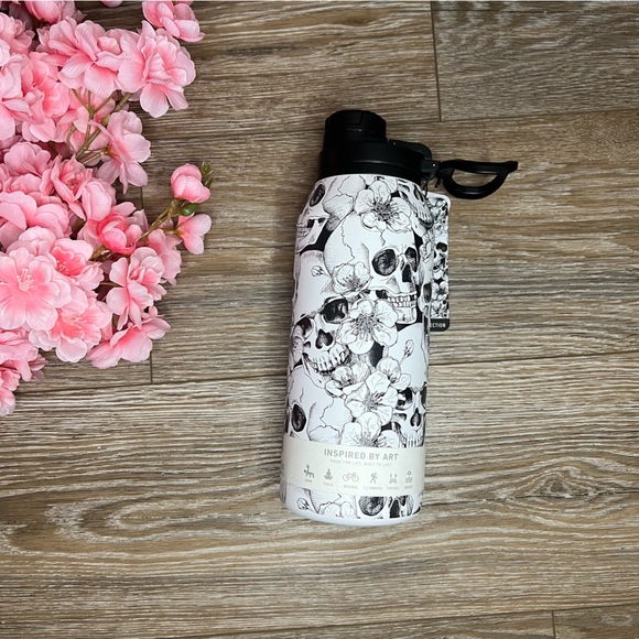 Hydrapeak Other - Hydrapeak 32 oz. NWT Stainless steel skull bottle
